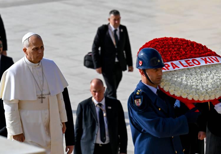 <p>İstanbul'a dönüşünde ise piskoposlarla özel bir görüşme gerçekleştirecek olan Papa Leo, cumartesi sabahı, önceki papalar gibi Sultanahmet Camisi'ni ziyaret edecek.</p>

<p>Ardından Yeşilköy'deki Mor Efrem Süryani Kadim Ortodoks Kilisesi'ne gidecek. Kilisenin ve Hristiyan cemaatlerin temsilcileriyle bir araya gelecek.</p>
