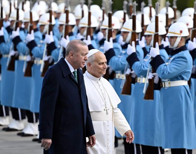 <p><span style="color:#B22222"><strong>CUMHURBAŞKANI ERDOĞAN RESMİ TÖRENLE KARŞILADI</strong></span></p>
