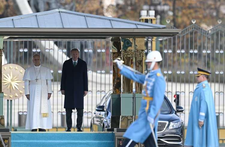 <p><span style="color:rgb(178, 34, 34)"><strong>ANKARA'DAN SONRA İSTANBUL'A GEÇECEK</strong></span></p>

<p> </p>

<p>Papa, Ankara'daki temaslarının ardından aynı gün İstanbul'a geçecek.</p>
