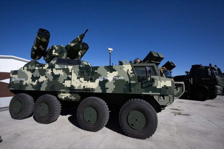 <p>Seri üretim çalışmalarına 2023 yılında başlanan ALKA'nın, Türk Silahlı Kuvvetlerinin envanterindeki tek enerji silahı olarak kritik askeri tesis ve devlet kurumlarının korunmasında rol almaya başladığını bildiren İkinci, şu değerlendirmelerde bulundu:</p>

<p> </p>
