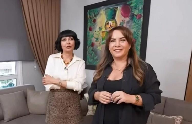 <p><strong>Ailesinin yıllar içinde biriktirdiği değerli hatıraları sergilemekten büyük keyif alan Sevinç Hanım, holde ise çok sayıda kitap, özel fotoğraflar ve boydan boya anılarla dolu dolaplar yerleştirmiş.</strong></p>
