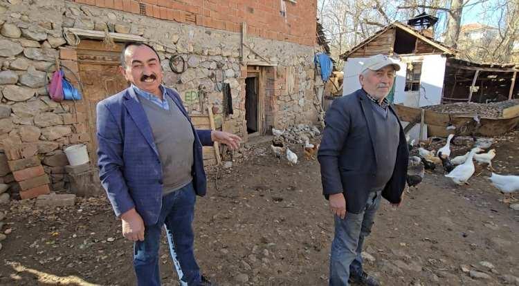 <p><span style="color:#B22222"><strong>"Ayrılmak için çok çaba gösterdik"</strong></span></p>

<p><br />
Haydar Açıkel'in eşi Kadriye Açıkel ise evleneli 40 sene olduğunu ve o tarihten itibaren bir arada olduklarını söyledi.</p>

<p>Açıkel, <strong><em>"Ben bu köydendim, zorlanmadım. Çocuklarımız var. Eltimle 'ayrılalım ikimiz birlikte oturalım' dedik. Ayrılmak için çok çaba gösterdik. </em></strong></p>

<p><strong><em>Ama ayrılmadılar. 'Eltiyle duran var mı, gelinle bile durulmuyor' diyorlar. Milletin çenesi durur mu? Biz iyiyiz, memnunuz diyoruz. Eşimden, kaynımdan, eltimden de memnunum. Allah ayırmasın"</em></strong> şeklinde konuştu.</p>
