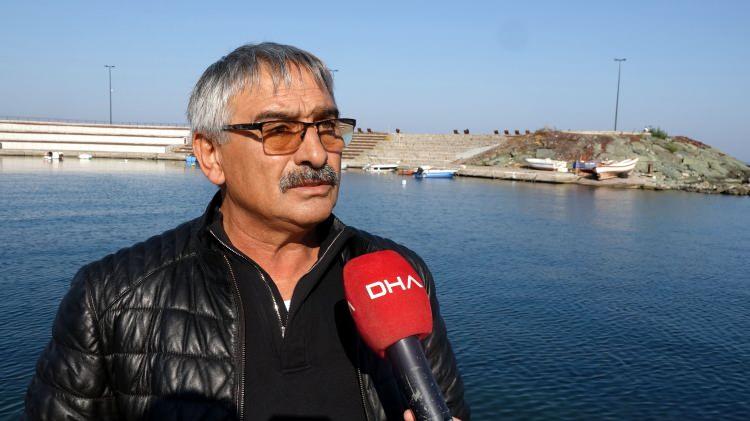 <p>Trabzon'da yaşayan TIR şoförü Salim Kalfa, 15 Haziran’da Ayasofya Mahallesi’nde evinin balkonundan cep telefonu kamerasıyla kayda aldığı 1 dakikalık görüntüye, çok sevdiği Karadenizli sanatçı Kazım Koyuncu’nun 21 yıl önce Trabzonspor için bestelediği ‘Uy aha’ adlı şarkısının nakarat müziğini ekleyip, sosyal medya hesabından paylaştı.</p>
