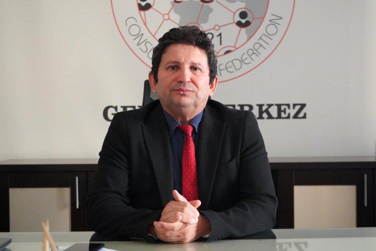 <p><span style="color:#B22222"><strong>'ÇOCUK, ŞİDDETİ OYUN GİBİ GÖRMEKTE'</strong></span></p>

<p> </p>

<p>Son zamanlarda çocuklarda görülen şiddet vakalarının toplumu derinden sarstığını belirten Tüketici Konfederasyonu Başkan Vekili Avukat İbrahim Güllü ise "Çocukların şiddete ve hatta öldürmeye yönelik davranışları ile karşısındakine zarar verme eğilimlerinin arttığı gözlenmekte. Yaşanan olaylar ve uzman görüşleri, çocuklardaki bu şiddet eğilimi izlenen film, videolardan ve oynanan oyunlardan kaynaklı olduğu yönünde. Çocukların oynadığı oyunlardaki karakterlerle kendilerini özdeşleştirdiği ve çevresindeki insanları oyundaki düşman ya da yok edilmesi gereken karakterler gibi algıladıkları görülmekte. Çocuk, şiddeti bir oyun gibi görmekte. Oyunu kazanmak için de herkesi yok etmek zorunda olduğunu zihninde kabul ediyor" diye konuştu.</p>

<p> </p>

<p><span style="color:#B22222"><strong>'BAKANLIK SATIŞ NOKTALARINDA DENETİMLERİ ARTIRMALI'</strong></span></p>

<p> </p>

<p>Şiddet içeren oyunları oynamanın saldırgan düşüncelerde, duygu ve davranışlarda artışlara yol açtığını dile getiren Güllü, "Her geçen gün şiddet içerikli oyunlar artmaktadır. Popüler oyunlarda da şiddet, cinayet, öldürme unsurunun ön planda olduğu görülmekte. Gerçeklikten kopan çocuk, sanal gerçeklikte yaşıyor ve saldırganlaşıyor. Piyasada ve internetten satılan ve kolaylıkla alınabilen şiddet, ölüm, zehir, cinayet vs konulu oyunlara en az 17 yaş sınırı ve oyun bilgilerinde 'Yoğun derece gerçekçi şiddet' ifadesi geçmelidir. Oyun ambalajında ve içeriğinde bu uyarılar mutlaka yapılmalıdır. Ebeveynlerin, çocukların yaşına uygun olmayan içeriklere maruz kalıp kalmadığını takip etmesi gerekiyor. Bakanlık da satış noktalarında denetimleri artırmalı, yaş sınırına ve içeriğe uymayan ürün ve satıcılar hakkında işlem yapmalıdır" dedi.</p>
