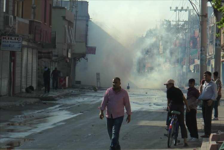 <p><span style="color:#B22222"><strong>‘O KADAR DA KÖTÜ BİR MAHALLE DEĞİL’</strong></span></p>

<p>Tarık Keser (23) ise araştırmanın doğru tespit olduğunu belirterek, <strong>“Yüreğir 19 Mayıs Mahallesi dediğin zaman bir duruluyor. Dıştan görüldüğü gibi değil, içine girince anlarsın ne olduğunu. Buraya dışarıdan gelen insanlar çok şaşırıyor. Burada hayat her zaman güzeldi. Şu anda da çok güzel. ‘Şampiyonlar Ligi’ gibi ama abartıyorlar, o kadar da kötü bir mahalle değil. İnsanlar kendi hallerindeler. Biz burada birbirimize dost değil, kardeş deriz” </strong>ifadelerini kullandı.</p>
