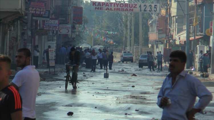 <p><span style="color:#B22222"><strong>‘BURADA MİSAFİRPERVERLİĞİ GÖRSÜNLER’</strong></span></p>

<p>Mahallede 19 yıldır esnaflık yapan Şükrü Şengül (45) de insanlarının dört dörtlük olduğunu ve mahalleye haksızlık yapıldığını ifade ederek, <strong>“Mahallemize kötü diyorlar ama bunlar hep kulaktan dolma bilgiler. Yıllardır burada yaşıyorum, esnaflık yapıyorum. Eskiden çatışmalar yaşanıyordu ancak şu an öyle bir şey yok. Bu algıya sahip olanlar gelip, burada misafirperverliği görsünler. Kimseye karışmazsan, sana da bir şey yapmaz. Sen kimsenin tavuğuna ‘Kışt’ demezsen, kimse de sana ‘Kışt’ demez”</strong> diye konuştu. </p>
