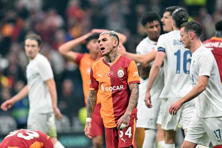 <p>UEFA organizasyonlarında bir hafta daha sona erdi. Galatasaray, Şampiyonlar Ligi'nde Union SG'ye 1-0 yenildi. Avrupa Ligi 5. hafta maçında Fenerbahçe ve Ferencvaros arasındaki mücadele 1-1 bitti.</p>
