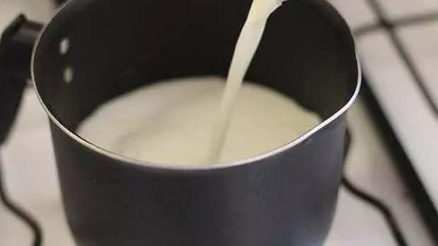 <div><strong>KEÇİ SÜTÜ </strong></div>

<div> </div>

<div> </div>

<div>Keçi sütü ise yoğudu daha da hafif, ekşimsi ve ince kıvamlı yapar. Laktoz hassasiyeti taşıyan bazı kişiler için daha kolay sindirilir.</div>
