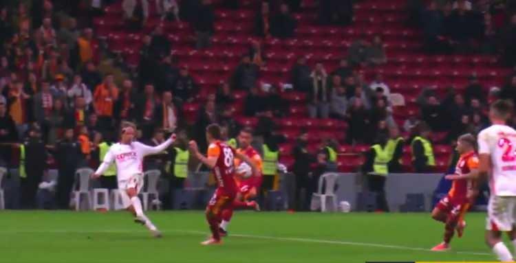 <p>Karşılaşmanın 90+7. dakikasında tartışmalı bir pozisyon yaşandı. Galatasaray ceza sahasının sağında topla buluşan Samsunsporlu Holse içeri ortaladı. Top ceza sahasında bulunan Kazımcan Karataş'tan döndü.</p>
