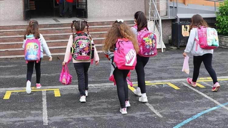 <p><strong>EN SAĞLIKLI BAŞLAMA YAŞI: 72 AY</strong></p>

<p>Uzmanlar, gelişimsel açıdan ilkokula başlamanın en uygun yaşının 72 ay olduğunu vurguluyor.<br />
<br />
 </p>
