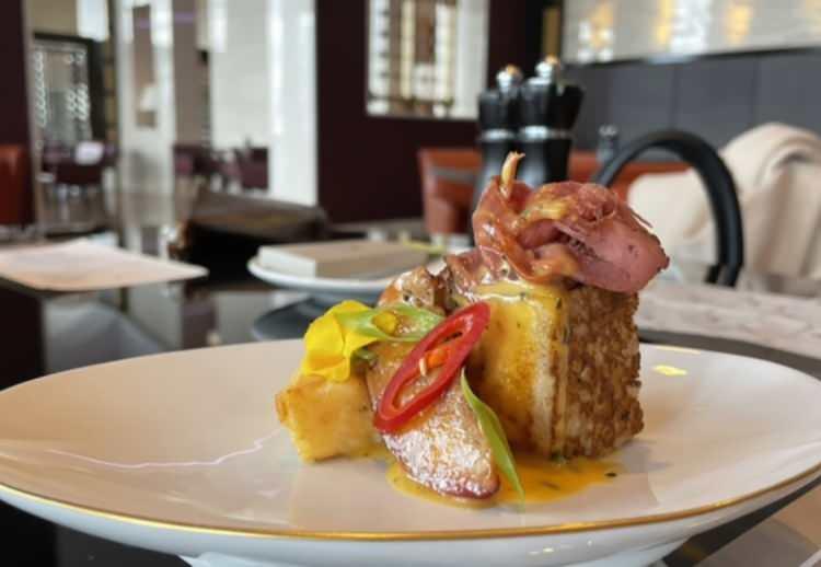 <p>9-FRANSA<br />
Yemek pişirmenin sanatsal yönünü ön plana çıkaran bir ulusal mutfak olan Fransız mutfağının kökeni Orta Çağ'a kadar uzanır.</p>

<p>Sosların oldukça önemli olduğu Fransız mutfağı, başlangıç ve ana yemeklerin haricinde profiterol, sufle, makaron, krem karamel gibi tatlılarla da ön plana çıkıyor.</p>
