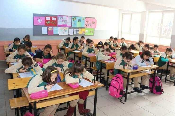 <p>Uzmanlara göre özellikle küçük yaşta başlayan öğrenciler, duygusal ve fiziksel olarak daha olgun yaştaki akranlarının baskısına karşı savunmasız kalıyor.<br />
<br />
Bu nedenle yaş düzenlemesinin yukarı çekilmesi zorbalığı azaltmada kritik bir adım olarak değerlendiriliyor.</p>

<p> </p>
