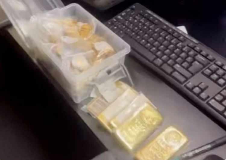 <div>Görüntülerde, külçe altınların ve farklı ebatlardaki takıların yer alması dikkat çekti.</div>

<div> </div>

<div>Bu altınlar farklı bir operasyon kapsamında yakalanmış, ardından adli emanet odasına getirilmişti.</div>
