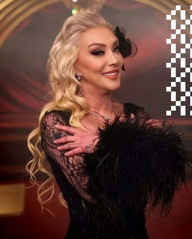 <p><strong>GÜLLÜ</strong></p>

<p>Arabesk müziğin sevilen ismi Güllü, 26 Eylül'de Yalova'nın Çınarcık ilçesindeki evinin 6'ncı katından düşerek hayatını kaybetti. </p>

<p> </p>
