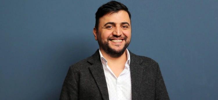 <p><strong>ŞİNASİ YURTSEVER</strong></p>

<p>Yabancı Damat dizisiyle hafızalara kazınan ünlü oyuncu Şinasi Yurtsever, 3 Mart tarihinde mide kanseri nedeniyle hayatını kaybetti. </p>
