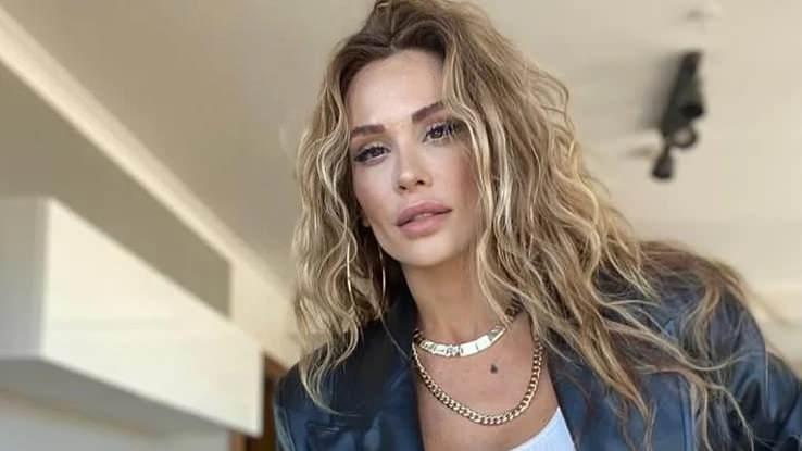 <p><strong>ŞİMAL</strong></p>

<p>4 yıldır kanserle mücadele eden ünlü şarkıcı Şimal 30 Mayıs'ta hayata gözlerini yumdu. </p>
