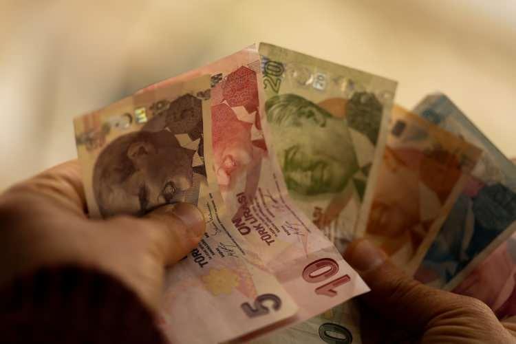 <p><span style="color:#B22222"><strong>%13,04 ZAMLI MAAŞLAR</strong></span></p>

<p> </p>

<p>Ekonomistlerin yüzde 31,89'luk 2025 sonu enflasyon beklentisine göre 6 aylık enflasyon 13,04 olacak. Böylelikle SSK ve BAĞ-KUR emeklilerine yüzde 13,04 oranında zam yapılacak.</p>
