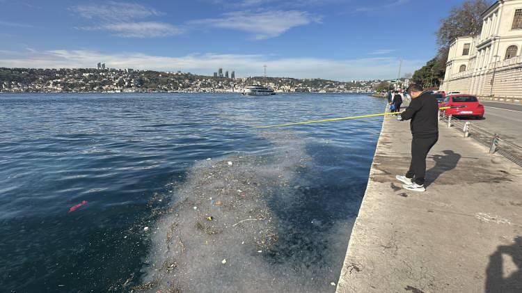 <p><span style="color:rgb(51, 51, 51)">Denizanalarının yanı sıra sahil bandında biriken plastik atıklar, poşetler ve çeşitli çöpler de çevre kirliliğine neden oldu</span></p>
