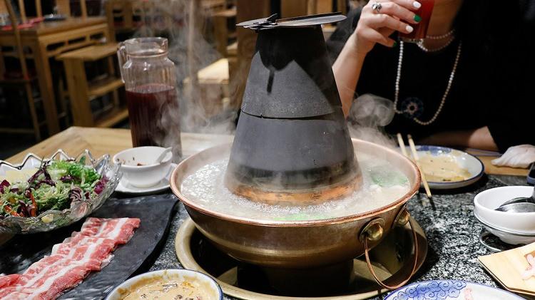 <p>Başta Çin olmak üzere Singapur, Tayvan, Malezya ve Endonezya gibi Uzak Doğu ülkelerini kapsayan Çin mutfağında, Yin-yang prensiplerinin uygulanır. Bu sebeple yapılan yemeklerde renk, koku, kıvam ve tat arasında mutlaka bir denge sağlanır.</p>

<p>Pirinç, soya sosu, yumurta, deniz mahsulleri, kümes hayvanları mutfağın vazgeçilmezleri arasındadır.</p>
