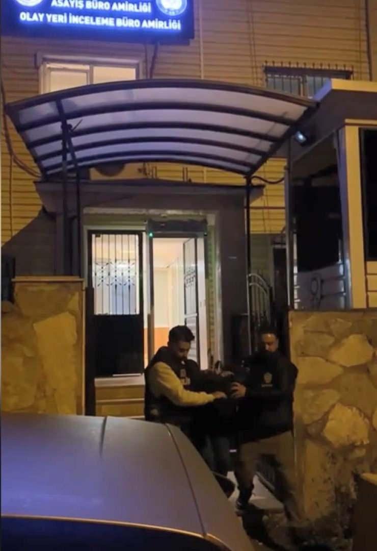 <p><span style="color:#A52A2A"><strong>SERBEST BIRAKILDI </strong></span></p>

<p> </p>

<p>Hakkında "Evden hırsızlık" suçundan adli işlem yapılan Mert Ö., savcılık kararıyla emniyetten serbest bırakıldı.</p>
