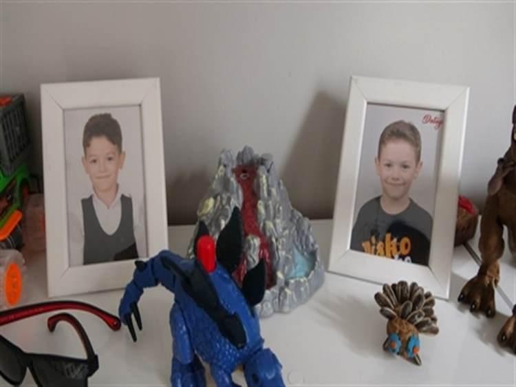 <p><span style="color:#B22222"><strong>EVDE RAHATSIZLANDI HASTANEDE HAYATINI KAYBETTİ</strong></span></p>

<p>Eve geldikten yaklaşık 20 dakika sonra fenalaşan Deniz, ailesi tarafından götürüldüğü Dörtçelik Çocuk Hastanesi yoğun bakım ünitesinde tedaviye alındı. Deniz Sönmez, 13 Kasım'da oksijen azlığına bağlı çoklu organ yetmezliği nedeniyle hayatını kaybetti.</p>
