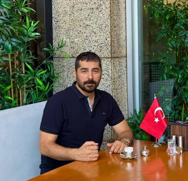 <p><strong>Babasına 3 kilometreden fazla yaklaşamayan Ahmet Tatlıses, şimdilerde gerilimi sosyal medyaya taşıdı.</strong></p>
