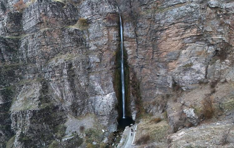 <p>Doğal güzelliğiyle hayranlık uyandıran şelale, dron ile havadan da görüntülendi.</p>
