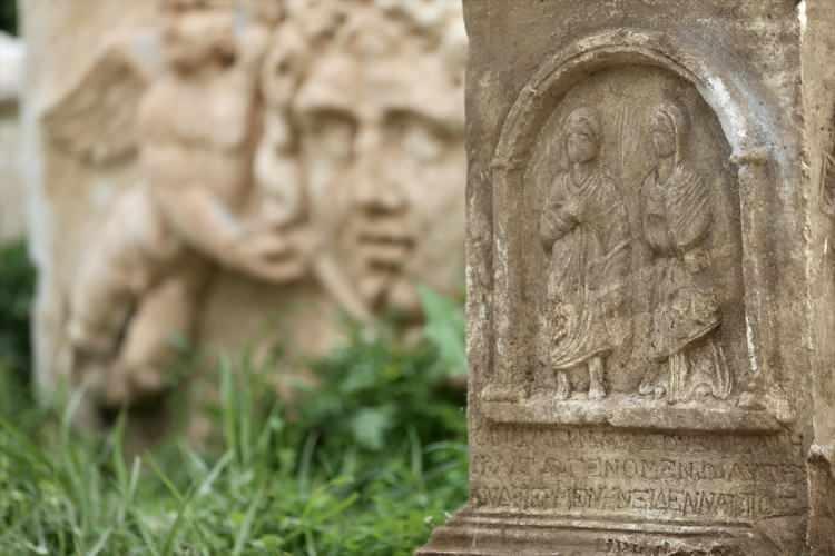 <p>Güvenlik önlemlerinin ardından eseri yaklaşık 7 saatte taşıdıklarını belirten Meke, "<strong>Sarp ve kayalık bir araziden taşıdık. Müze Müdürlüğüne getirilen eserimiz, temizlik ve konservasyon çalışmalarından sonra envantere alınacak ve sergilenecek. Eserin bulunduğu alanla ilgili sit alanı önerisinde bulunduk. Alana da güvenlik açısından fotokapanlar yerleştirildi."</strong> ifadelerini kullandı.</p>
