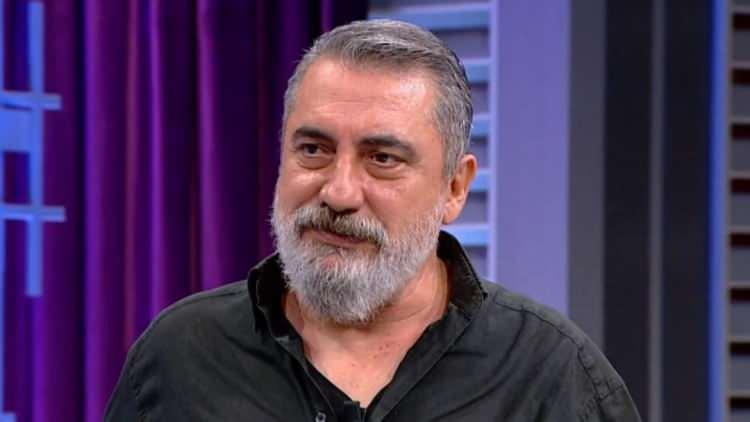 <p><strong>"Bir Damlacık Aşkın Yeter", "Sevda Diye Bir Kuş" gibi şarkılarıyla tanınan ünlü şarkıcı Soner Olgun, yaklaşık 8 aydır pankreas kanseriyle mücadele ediyor. Tedavi süreci devam eden ünlü şarkıcının durumu merak konusu haline gelirken ünlü isimden beklenen açıklama geldi.</strong></p>
