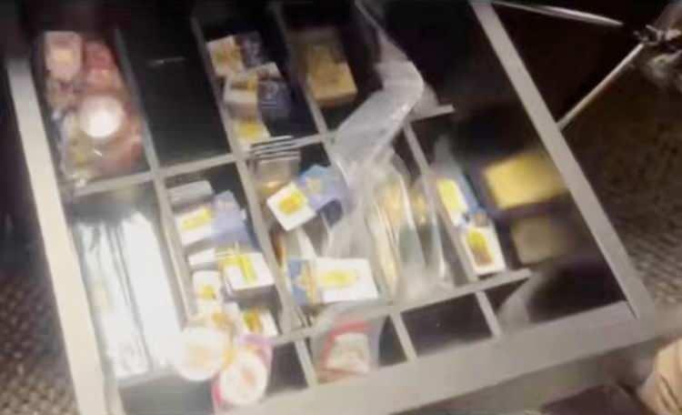 <p><span style="color:rgb(178, 34, 34)"><strong>ALTINLARIN GÖRÜNTÜLERİ ORTAYA ÇIKTI</strong></span></p>

<p> </p>

<p>Süreç bu şekilde devam ederken, adli emanetten çalınan altınların bir kısmının görüntüleri ortaya çıktı.</p>

<p> </p>
