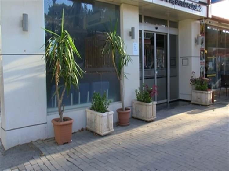 <p>Tutuksuz sanıkların yargılanmasına devam edildi. Bursa 44'üncü Asliye Ceza Mahkemesi’ndeki duruşmaya Deniz Sönmez’in anne ve babasının yanı sıra tutuksuz sanıklar diş hekimi A.G., anestezi uzmanı L.O. ve taraf avukatları katıldı. Duruşmada savunma yapan anestezi uzmanı L.O. suçsuz olduğunu iddia ederek, “Sonradan yasak geldiğini, sedasyon işlemi yapılmayacağını bilmiyordum. Ayrıca daha önce de Deniz'e aynı işlem yapıldığı için ve diğer hastanelerde 4-5 ay sonraya gün verilmesi ve çeşitli sebeplerden dolayı zorunluluk bulunduğundan bu işlem yapılmıştır. Yapılan işlemde de kusurumun olmadığını düşünüyorum, beraatimi talep ediyorum” diye konuştu.</p>

<p> </p>
