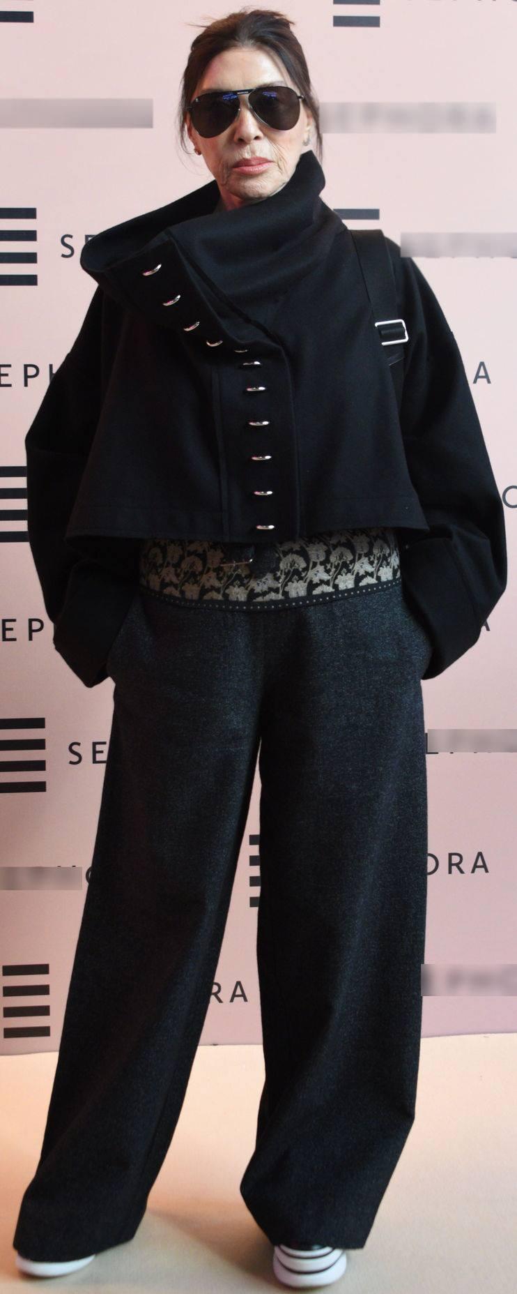 <p><strong>Keyifli tavırları ve şık tarzıyla dikkatleri üzerine çeken Çehre, basın mensuplarının sorularını yanıtlamayı ihmal etmedi.</strong></p>
