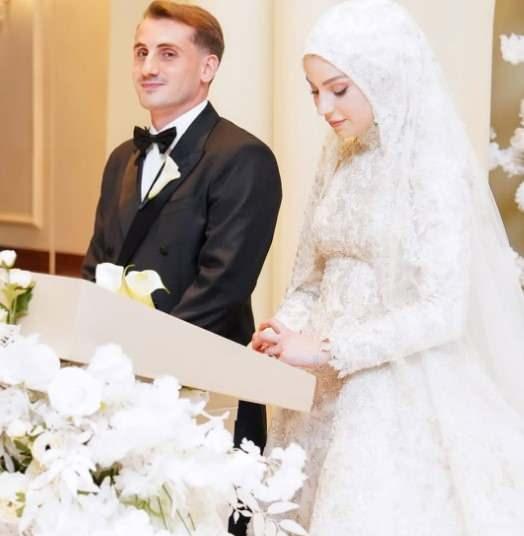 <p><span style="color:#B22222"><strong>KEREM AKTÜRKOĞLU VE CEREN AZAK</strong></span></p>

<p><strong>Şimdilerde Fenerbahçe'de forma giyen milli futbol yıldızı Kerem Aktürkoğlu, 2025'in mayıs ayında Ceren Azak ile nikah masasına oturdu. Ünlü çift, Kocaeli'nde sade bir törenle dünyaevine girdi.</strong></p>
