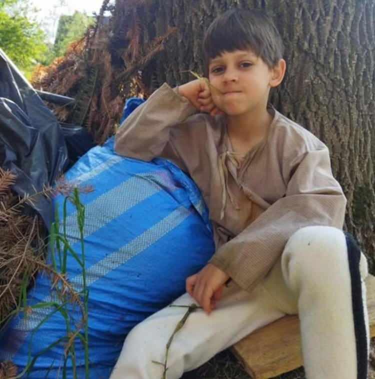 <p><strong>The Sun gazetesinin haberine göre; korkunç olay hakkında konuşan bir itfaye görevlisi şu ifadeleri kullandı:</strong></p>

<p><strong>"Saat 14.03'te Szczepanowice'de bir yayaya çarpma ihbarı aldık. Raporda, bilinci yerinde olan genç bir kişinin olayda yaralandığı belirtildi. Olayın niteliği nedeniyle olay yerine Polonya Hava Kurtarma Servisi (LPR) sevk edildi ve görevlileri iniş alanını güvence altına aldı, bu da gencin hastaneye etkili bir şekilde naklini kolaylaştırdı."</strong></p>
