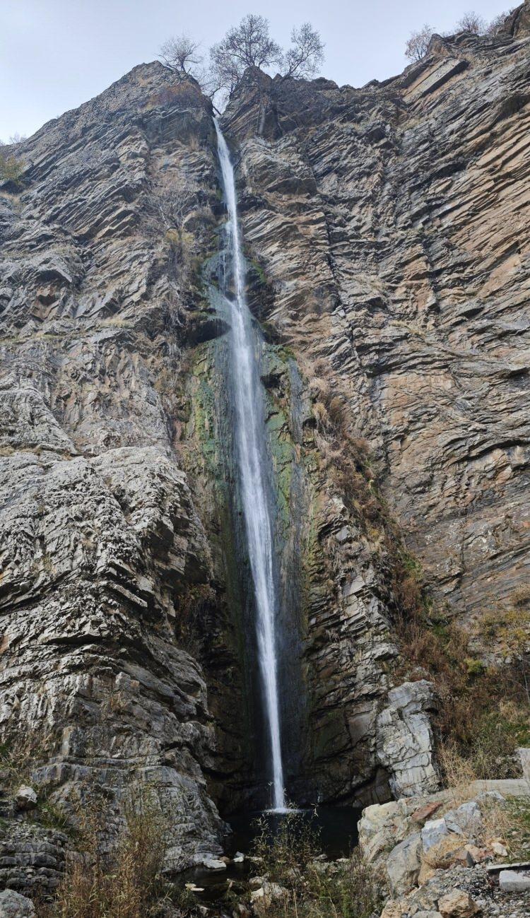 <p>Birçok doğal şelaleden farklı olarak yaz ve kış mevsiminde de kurumayan ve yaklaşık 60 metre yükseklikten akan Gümüşkanat Şelalesi’nin Türkiye’deki en yüksek şelalesi olacağı tahmin ediliyor. </p>
