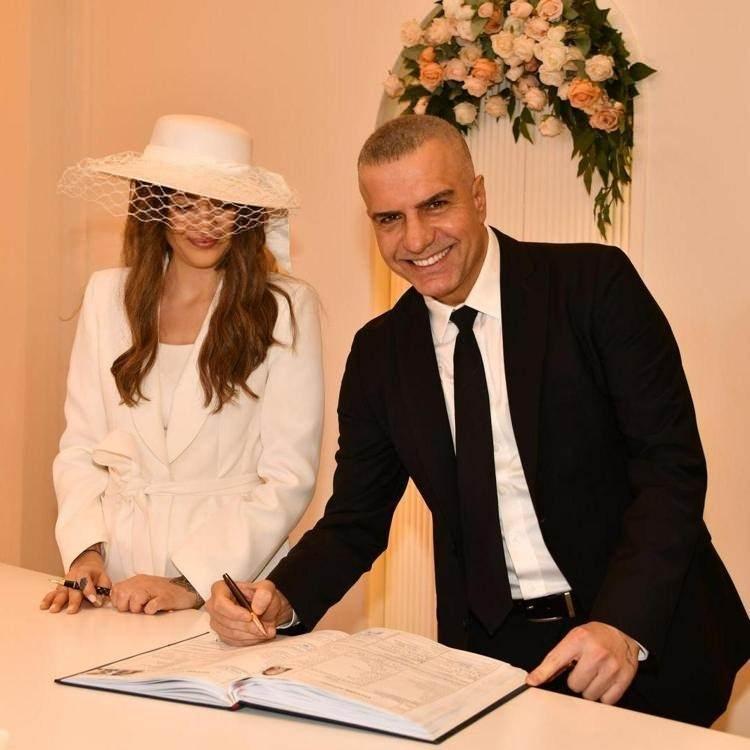 <p><span style="color:#B22222"><strong>BERDAN MARDİNİ VE DİLARA TANAY</strong></span></p>

<p><strong>Ünlü şarkıcı Berdan Mardini, nisan ayında öğretmen Dilara Talay ile nikah masasına oturdu. Sessiz sedasız bir şekilde mutluluğa 'evet' diyen çiftin, evliliği geniş yankı uyandırdı.</strong></p>
