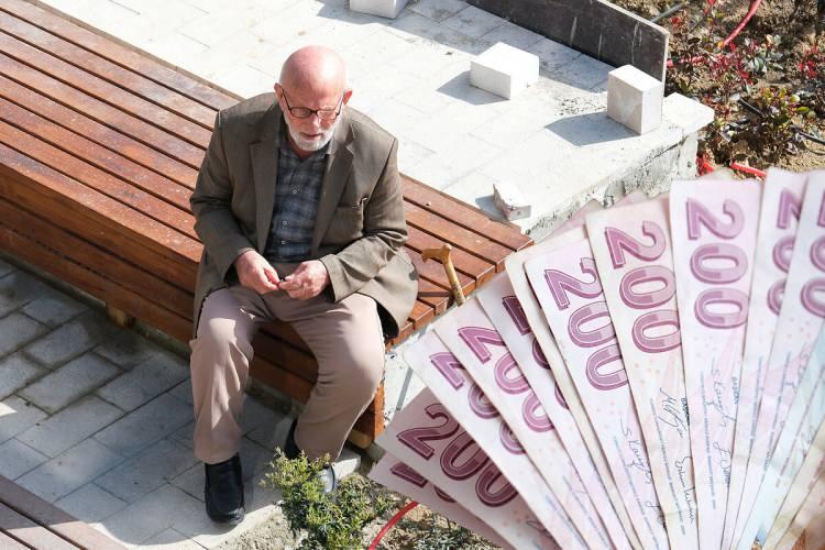 <p><strong><span style="color:rgb(178, 34, 34)">"SSK VE BAĞ-KUR EMEKLILERINE EN AZ YÜZDE 12,28 EN ZAM"</span></strong></p>

<p>Mevcut oranların üzerine Kasım ve Aralık ayı enflasyon oranlarının da ekleneceğini dile getiren Karakaş, sözlerine şu şekilde devam etti:</p>

<p> </p>
