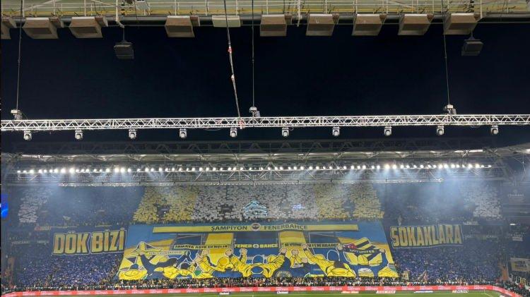 <p>Karşılaşmanın öncesinde Fenerbahçeli taraftarlar, derbiye özel koreofrafi yaptı.</p>

<p> </p>
