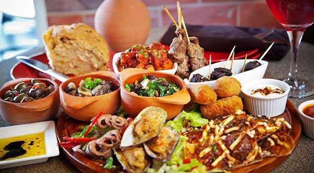 <p>5- İSPANYA<br />
<br />
İspanyol mutfağı, tarih boyunca pek çok kültürün etkisi altında kalmış ve bu sayede gelişmiştir. Tapas, paella, empanada, gaspaccio, tortilla gibi lezzetleriyle öne çıkan İspanyol mutfağında bölgesel farklılıklar dikkat çekicidir.</p>

<p>Örneğin Atlantik Okyanusu'nun kıyılarında yer alan Bask bölgesinde balık ve dağlardan toplanan mantarlar mutfağının önemli bileşenleridir.</p>
