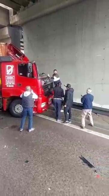 <p>TEM Otoyolu'nun Kocaeli geçişinde bariyere ve beton duvara çarpan 23 yaşındaki tır sürücüsü Yahya Aydın, aracın altında kalarak yaşamını yitirdi.</p>

<p> </p>
