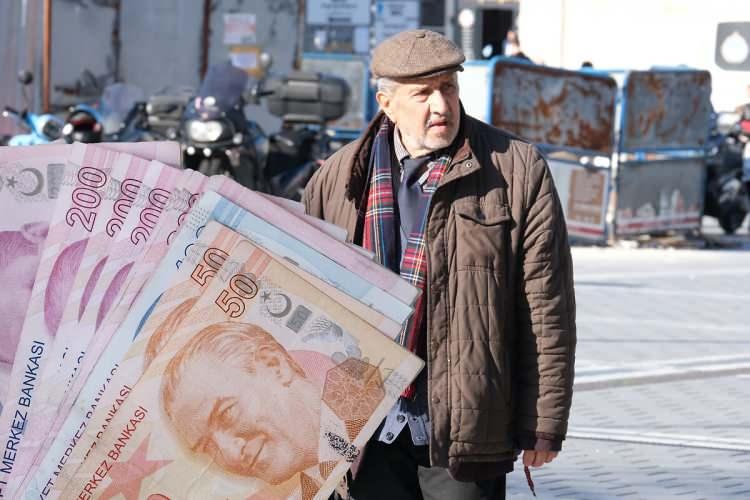 <p><strong>Buna göre yaptığımız hesaba göre 6 aylık enflasyon oranları ele alındığında ve hükümetin refah payı vermezse bile SSK ve BAĞ-KUR banka sandıkları oda-borsa sandıkları emeklerine Ocak ayında en az yüzde 12,28 en fazla yüzde 13,99 aralığında bir enflasyon beklentisi bulunmakta. </strong></p>
