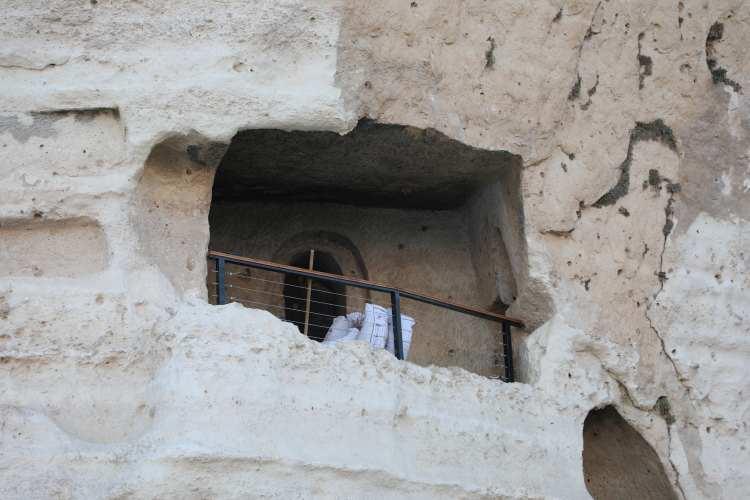 <p><em><strong>Yaya güzergahının düzenlenmesi, mağaraların içinin temizlenmesi, merdivenlerin bilimsel bir şekilde oturtularak, yani zarar vermeden oluşturulması, gece görünürlüğünü arttırmak adına bir aydınlatma işleminin tamamlanmasıyla beraber mağaralarımızı turizme kazandırmış olacağız.</strong></em></p>

<p><em><strong>Mağaralarımız 5 bin yıllık bir tarihe sahip ve insan eliyle oluşturulmuş mağaralar.</strong></em></p>

<p><em><strong>Tamamen kurulların izinlerine tabii olarak ve dokularına bir zarar vermeden turizme kazandırmış olacağız.</strong></em></p>
