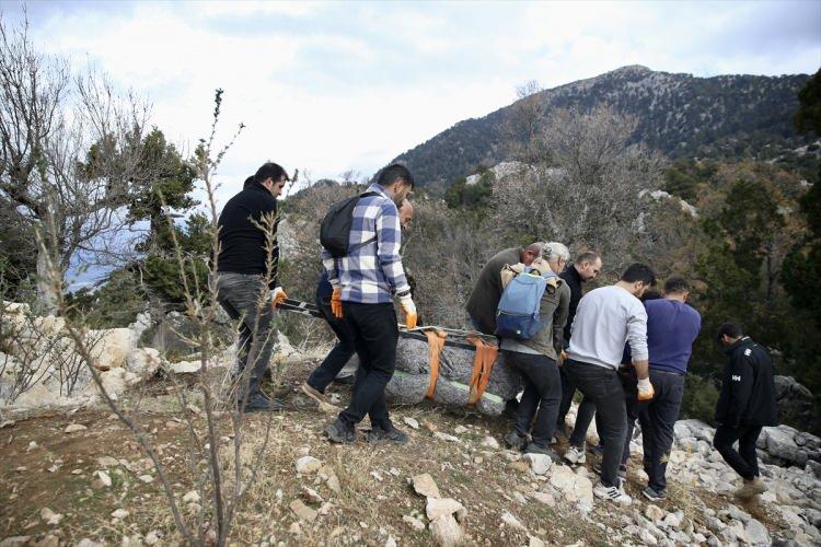 <p><span style="color:#A52A2A"><strong>7 SAAT TAŞINDI </strong></span></p>

<p> </p>

<p>Sarp arazideki stel, arkeologlar ve işçiler tarafından yaklaşık <span style="color:#A52A2A"><strong><em>7 saat taşındı.</em></strong></span></p>
