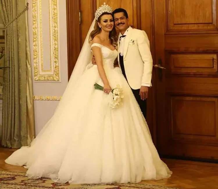 <p><span style="color:#A52A2A"><strong>İSMAİL HACIOĞLU VE DUYGU KUMARKİ</strong></span></p>

<p><strong>2010 yılında Duygu Kumarki ile nikah masasına oturan ve bu evlilikten 'Yemin' adında bir kızı olan ünlü oyuncu İsmail Hacıoğlu, 2020 yılında boşanma haberiyle gündeme gelmişti.</strong></p>
