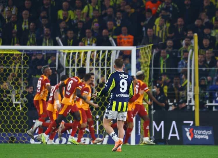 <p>Bu sonucun ardından Galatasaray puanını 33'e çıkararak liderliğini sürdürdü. İkinci sıradaki Fenerbahçe ise puanını 32'ye yükseltti.</p>
