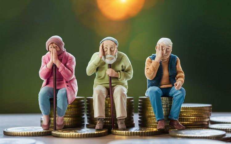 <p><strong><span style="color:rgb(178, 34, 34)">"EN DÜŞÜK EMEKLI MAAŞI 19 BIN 243 LIRA OLACAK"</span></strong></p>

<p>Türkiye Cumhuriyet Merkez Bankası'nın (TCMB) beklentilerine göre en düşük emekli maaşını değerlendiren Karakaş, <strong>"Bugün itibariyle en düşük emekli maaşı 16 bin 881 liradır. Eğer ki yüzde 31 oranında bir enflasyon kesinleşirse 18 bin 954 lira olacak en yüksek oranda gerçekleşirse en düşük emekli maaşı 19 bin lirayı aşarak 19 bin 243 lira olacak"</strong> ifadelerine yer verdi.<br />
<br />
 </p>
