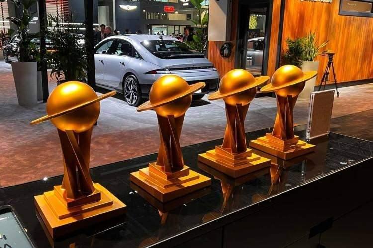 <p><span style="color:#B22222"><strong>HER SENE YILIN ARABASI İÇİN YARIŞIYORLAR!</strong></span></p>

<p> </p>

<p>Son altmış yılda otomotiv dünyasında büyük bir prestij kazanan "Yılın Arabası" ödülü, her yıl farklı bir modelin üstün performans, yenilikçilik ve tasarım kriterlerine göre seçilmesiyle dikkat çekiyor.</p>
