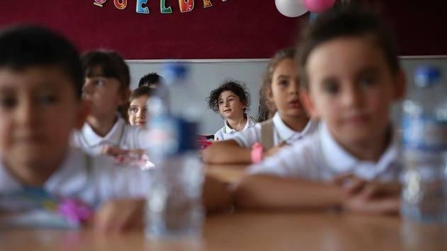 <p>Motor beceri eksiklikleri nedeniyle çanta düzenleme, düğme ilikleme gibi işleri tek başlarına yapamıyorlar.<br />
<br />
Fiziki olarak küçük olmaları, akran zorbalığına daha açık hale getiriyor.<br />
<br />
Okumaya geçiş süreçleri daha geç yaşanabiliyor ve özgüven kaybı oluyor.</p>
