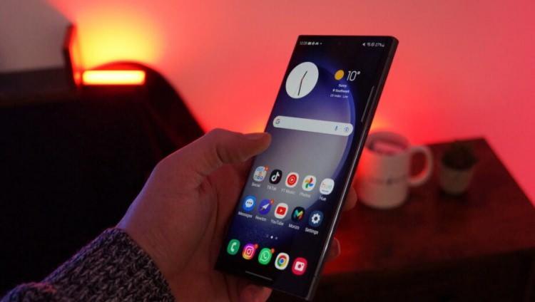 <p><span style="color:#B22222"><strong>ÖTV'SİZ ALINABİLECEK MODELLER BELLİ OLDU</strong></span></p>

<p> </p>

<p>Hâlihazırdaki düzenlemeler çerçevesinde üniversite öğrencileri, fiyatı 9 bin 500 TL'yi aşmayan yerli üretim akıllı telefon, bilgisayar ve tablet modellerinde vergi muafiyetinden faydalanabiliyorlardı. Yeni düzenlemeyle birlikte bu fiyat koşulunun tamamen ortadan kaldırılması planlanıyor.</p>

<p> </p>

<p>Teklifin yasalaşması durumunda, öğrenciler <span style="color:#B22222">Apple'ın iPhone modellerinden Samsung'un çeşitli cihazlarına, PlayStation'dan Xbox'a kadar geniş bir yelpazedeki birçok teknolojik ürünü</span> ÖTV'siz bir şekilde satın alabilecekler.</p>
