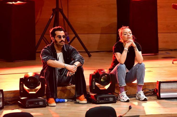 <p><strong>İddiaya göre; ünlü sanatçının sahne aldığı işletmenin sahibi Hüseyin B., konser sırasında çıkan tartışmada Türkmen'in eşi ve aynı zamanda menajeri olan Sinem Türkmen'e hakarette bulundu ve küfür etti. Tansiyonun yükseldiği o anlardan hemen sonra Gökhan Türkmen'in, olayları görgü tanıklarıyla birlikte kayıt altına aldığı belirtildi.</strong></p>
